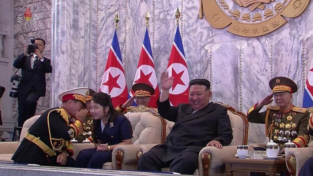 北韓小公主要接班了? 高官「單膝下跪」金正恩愛女金主愛