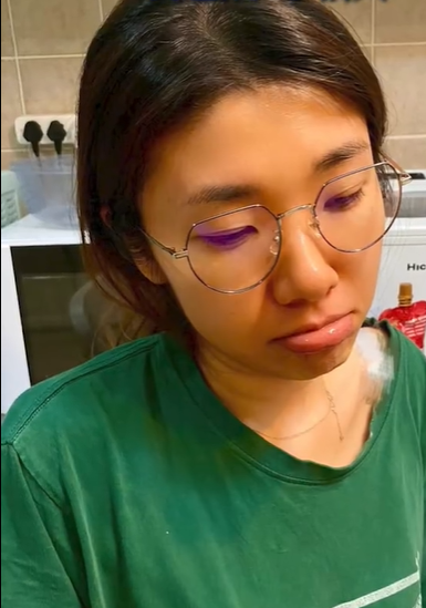 女子臉色明顯呈現不正常的橘黃色。(圖/翻攝自微博)