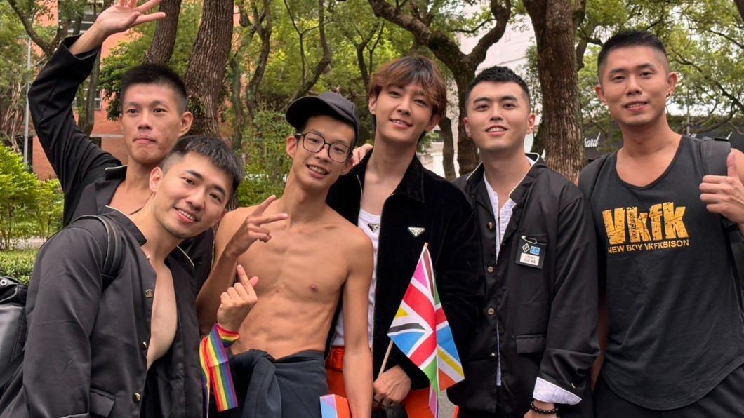 炎亞綸走上同志大遊行街頭。(圖/翻攝自荒X)