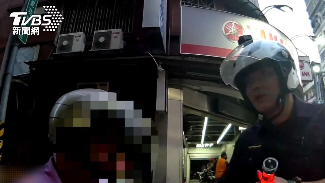 巡邏員警發現後座乘客未戴安全帽。(圖/TVBS)