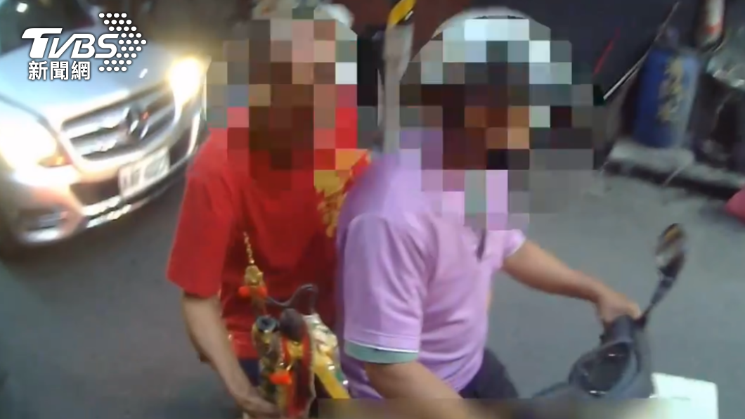 兩人帶著三太子一同進警局。(圖/TVBS)