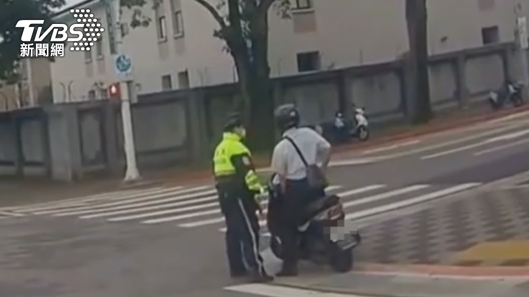 警察將機車騎士攔道路邊盤查。(圖/TVBS)