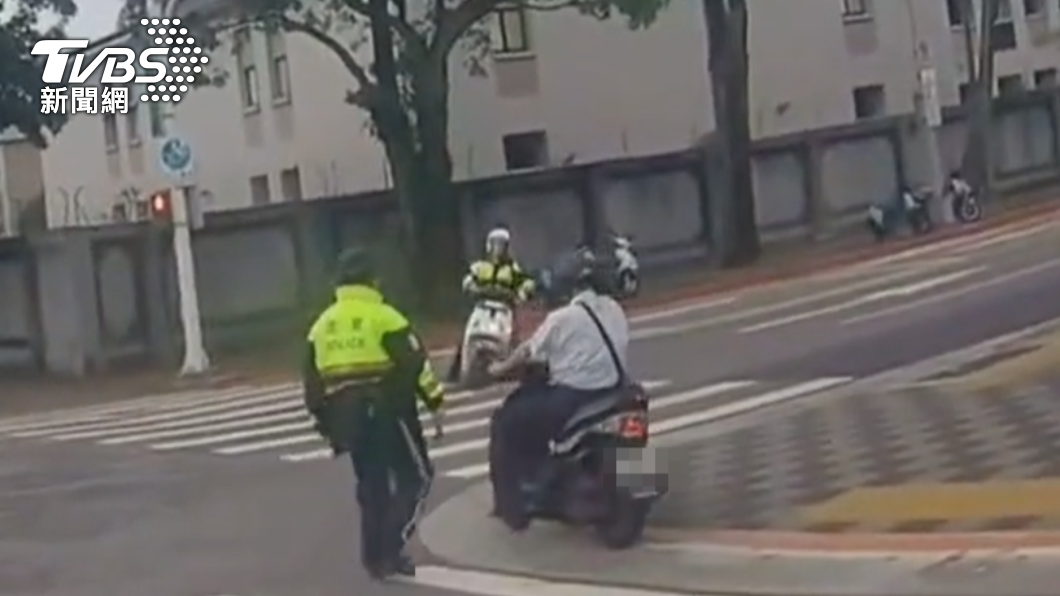 另一名員警前來支援。(圖/TVBS)