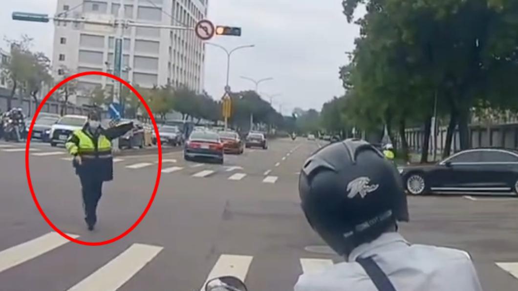 交管員警要求機車騎士靠邊停。（圖／翻攝自社會事新聞影音）