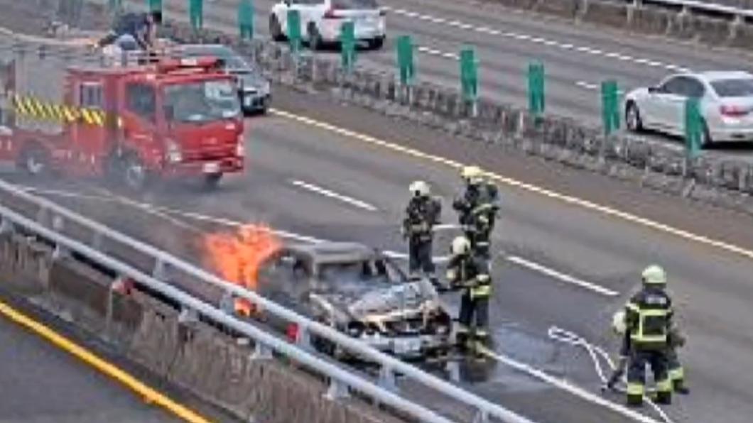 女駕駛發現車輛冒煙後隨即下車。(圖/翻攝自國道公路即時影像)