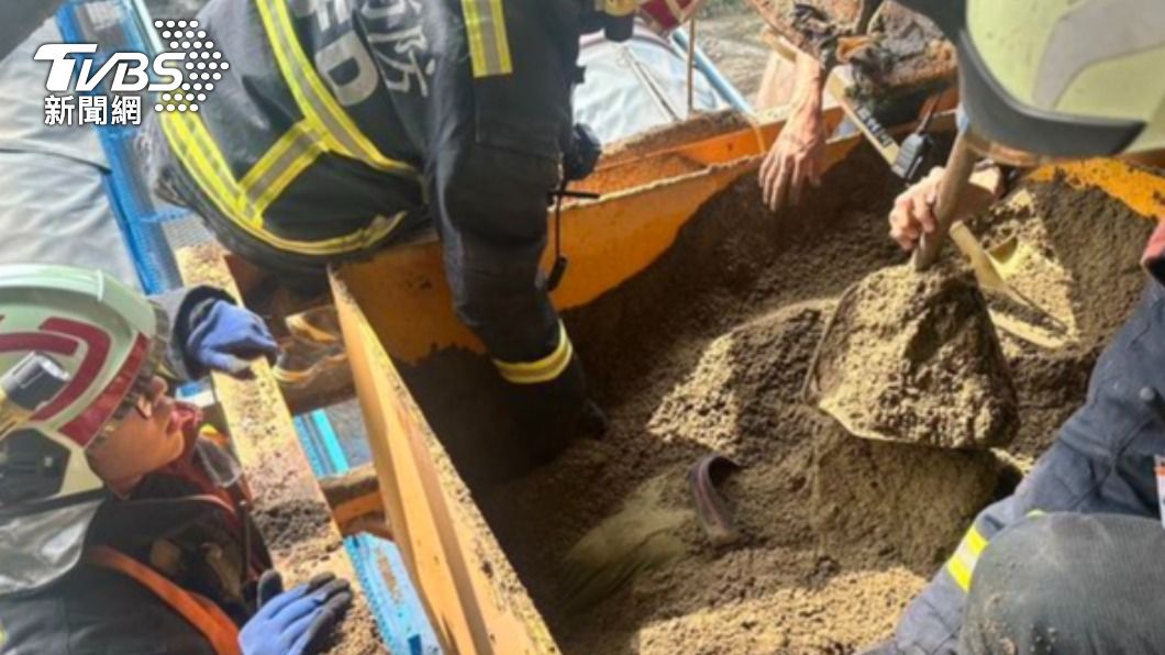 台中工人跌落砂石輸送機慘遭掩埋 送醫前無生命跡象搶救中