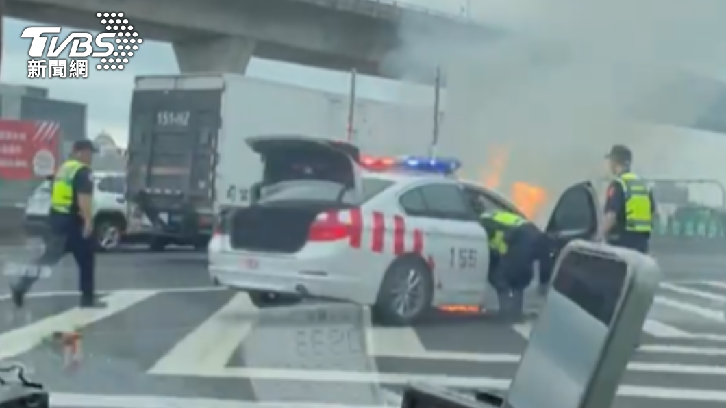 當下車內兩名員警拿出滅火器試圖滅火。(圖/TVBS)