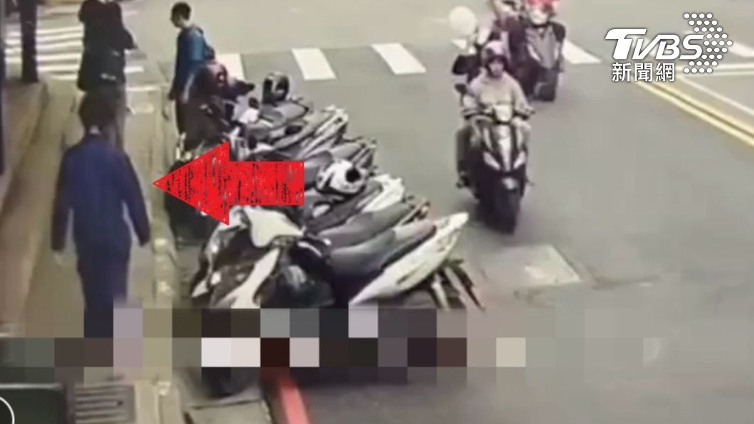 警方告誡後男子也收起刀子回家。(圖/TVBS)