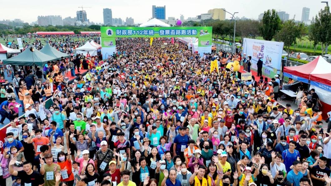 發票盃路跑1.8萬人參與 共捐出72萬張發票