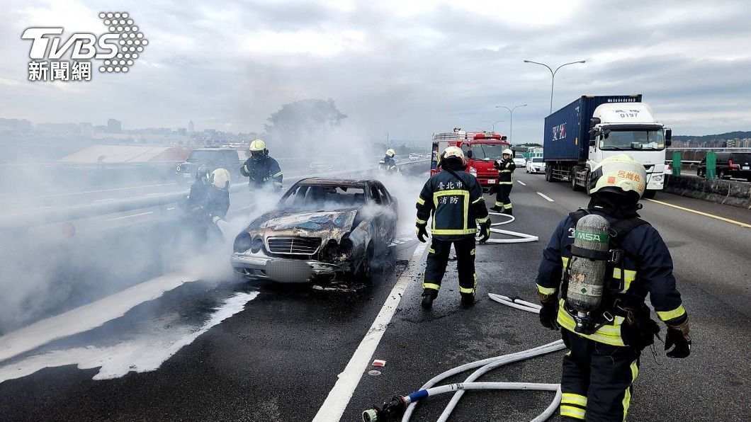 國1北上內湖路段火燒車 車流一度回堵3公里