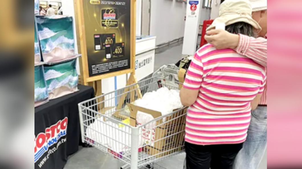 男女毫不客氣地將冰塊打包。(圖 / 翻攝自●【爆料公社二社】●)