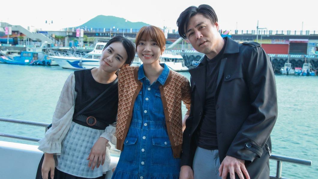 劉至翰、李又汝、周宇柔3人等拍攝完成在港邊合影拍照。(圖/民視提供)