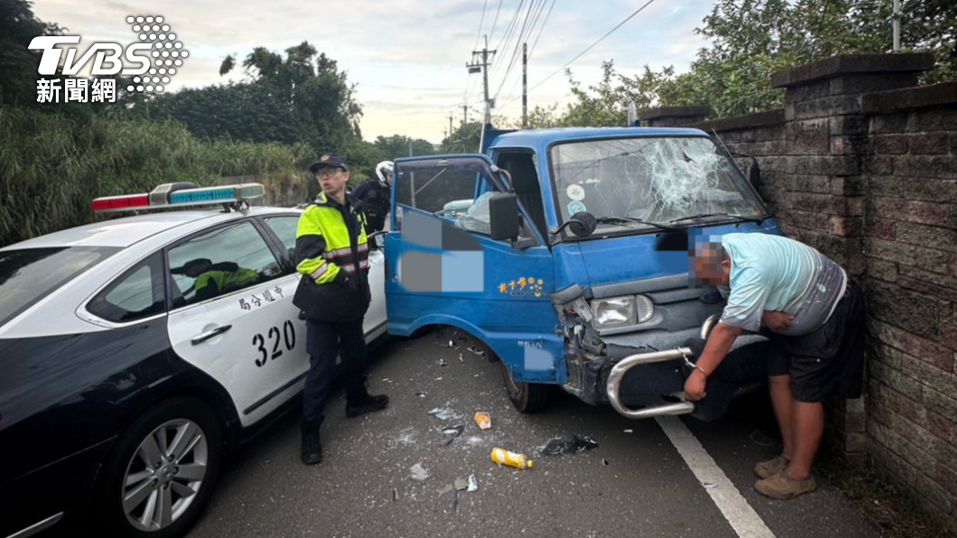桃園男藏毒偷貨車!遇盤查急駛衝撞2警車 2警手部受傷濺血