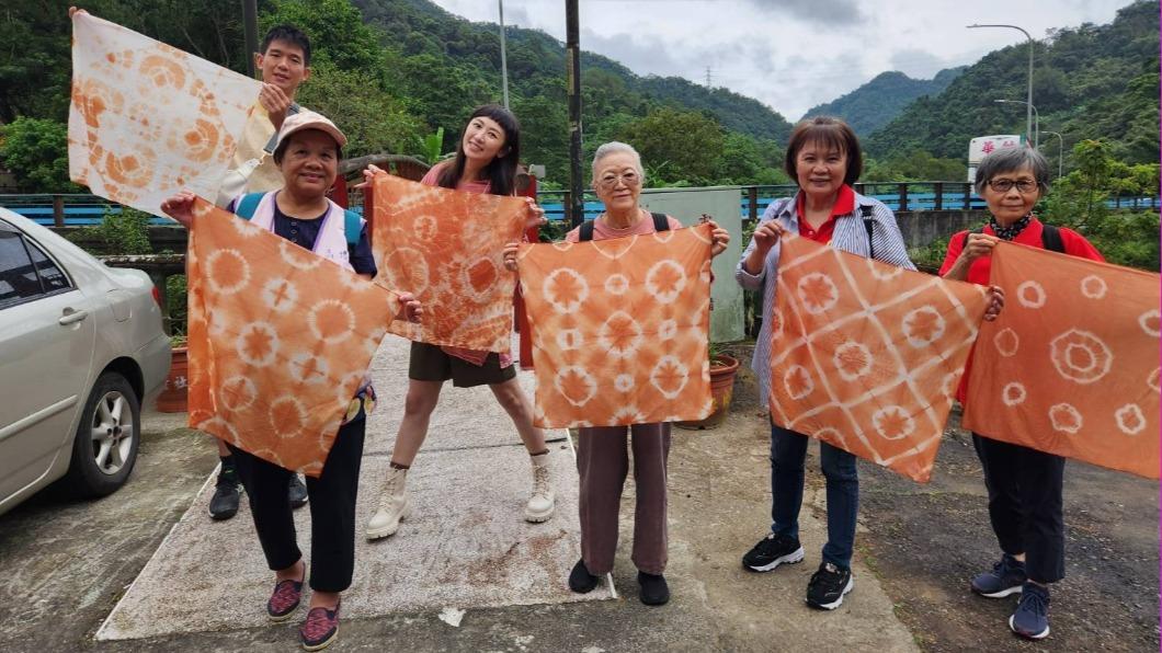 蔡允潔與長者們一起互動。(圖/紅心字會提供)