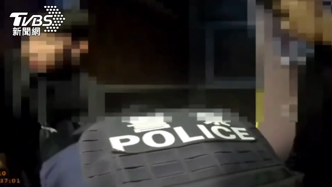 警方事後將男子帶回，三名安管驗傷後提告。（圖／TVBS）