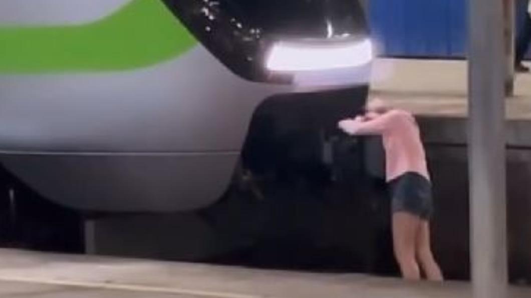 沈女疑似因酒醉情緒不穩,竟闖入鐵軌擋在火車前。(圖/TVBS)