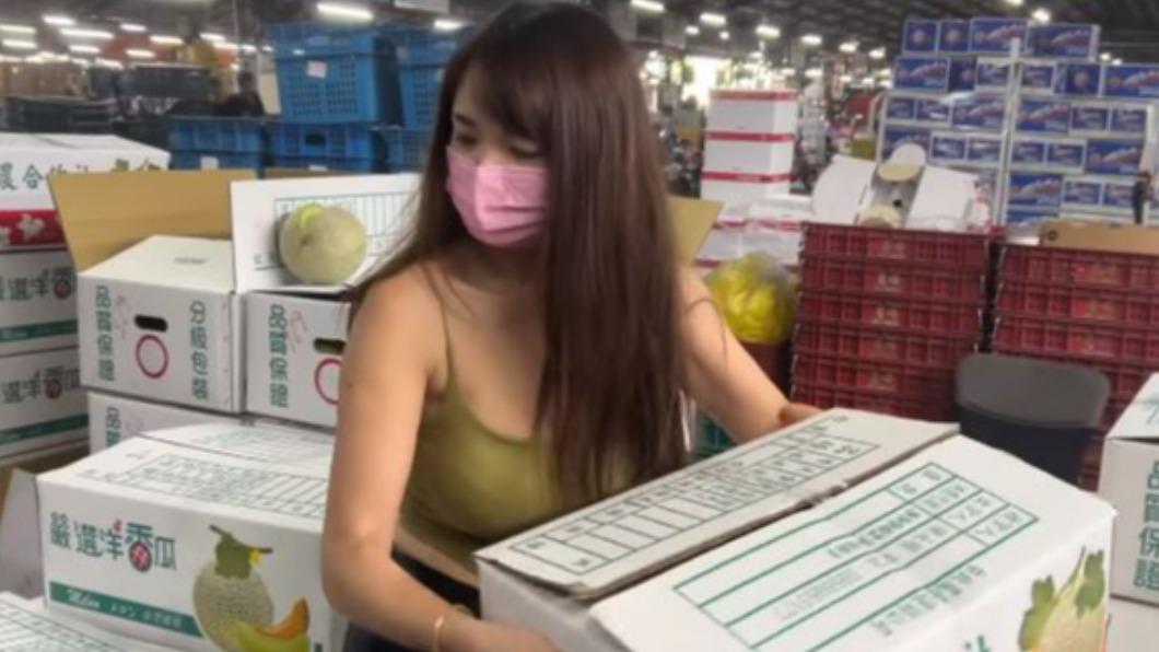 老闆娘因攤販缺工，親自下場搬運一箱又一箱的哈密瓜。（圖／翻攝自「爆廢公社二館」臉書）