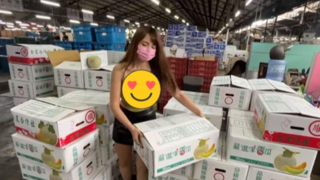 市場缺工!「超胸闆娘」親搬哈密瓜 9秒短片網看暈:拜託雇用我