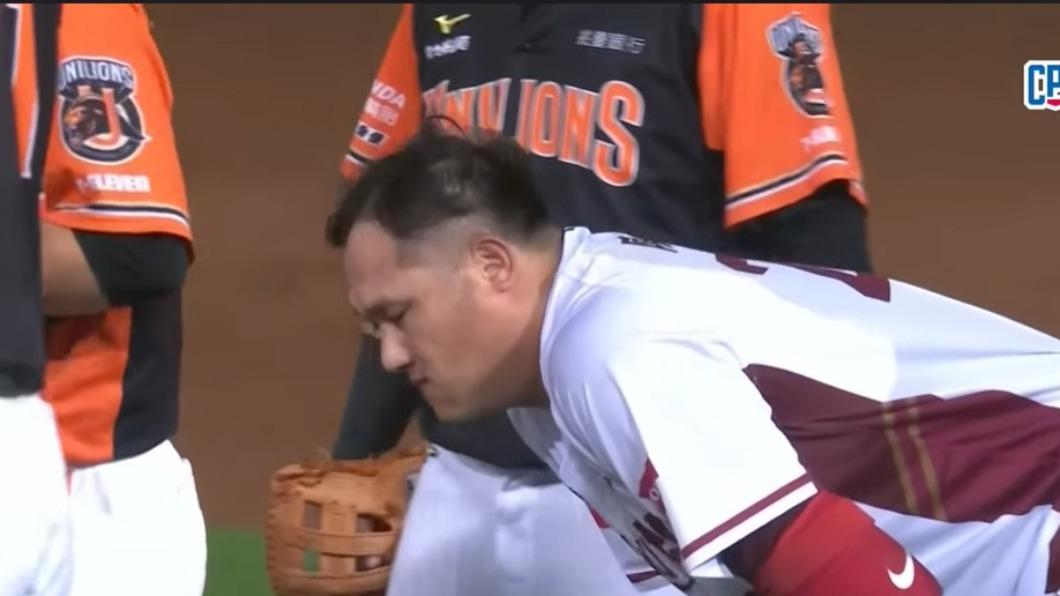 陳俊秀到投手丘旁脫帽致意，表情也顯得相當自責。（圖／翻攝自CPBL中華職棒YouTube）