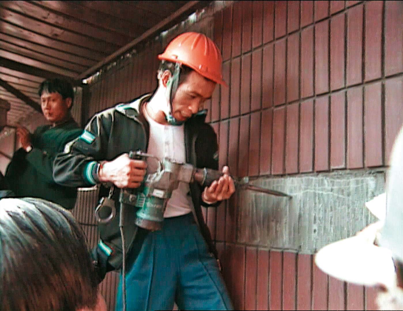 警方帶穿牆大盜林進發重回現場，模擬犯案過程。（圖／東森新聞提供）