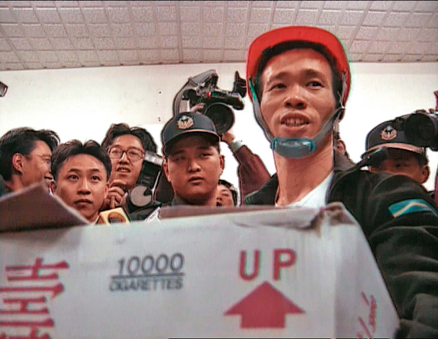 林進發供稱，他只抱走1箱鈔票，其他3箱不知去向。（圖／東森新聞提供）
