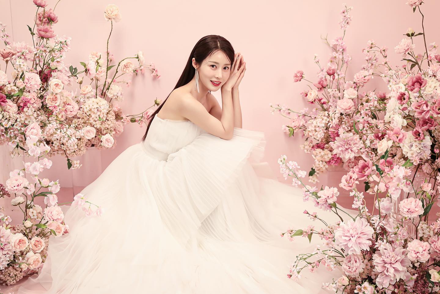 女星金雅羅絕美婚紗照曝光。(圖/翻攝金雅羅FB)