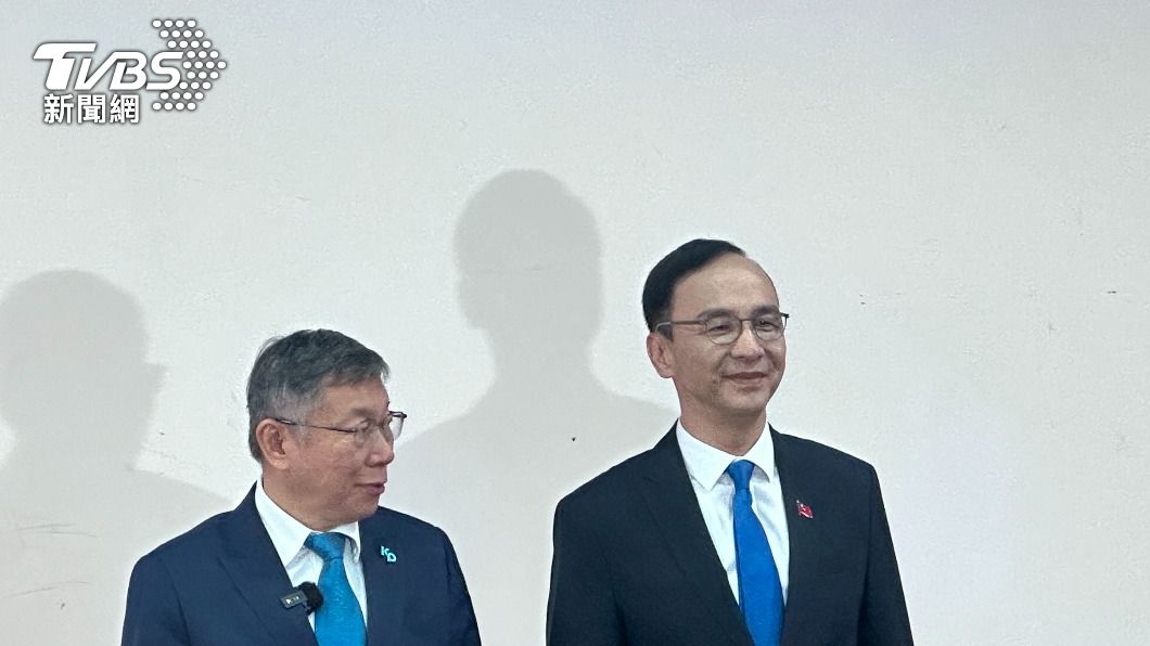 國民黨主席朱立倫、民眾黨主席、總統參選人柯文哲同框藍白合協商。（圖／陳昫蓁攝） 