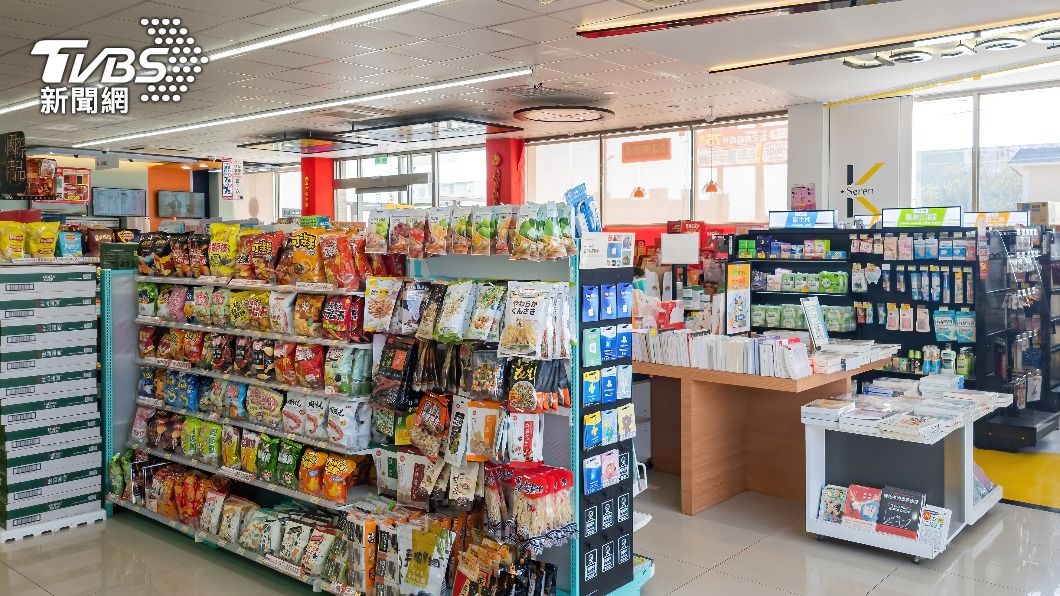 原PO驚嘆便利商店不僅賣東西,還有各項服務。(示意圖/shutterstock達志影像)