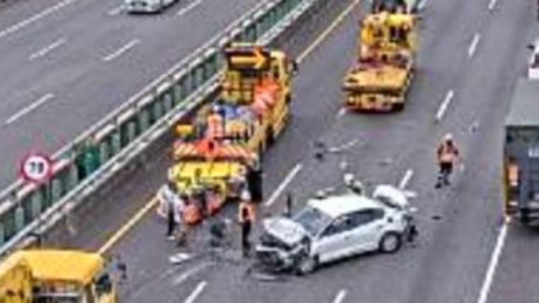 男駕駛「開啟輔助駕駛」上國3竟放空 連撞緩衝車、大貨車