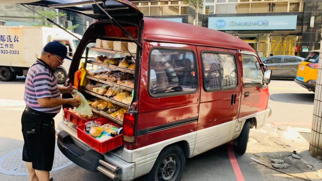 網友分享在汐止目擊的麵包車。（圖／翻攝自臉書）