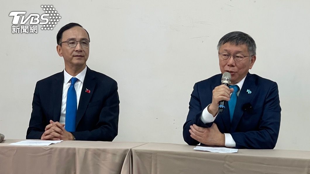 國民黨主席朱立倫、民眾黨主席、總統參選人柯文哲同框藍白合協商。（圖／潘建樺攝）