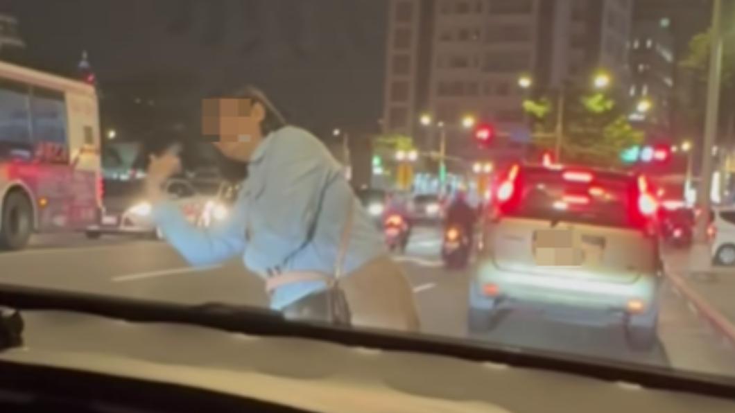 婦人示意自家車輛排入隊伍中。(圖/翻攝自爆料公社)