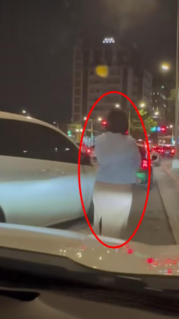 車子成功插入隊伍中。(圖/翻攝自爆料公社)