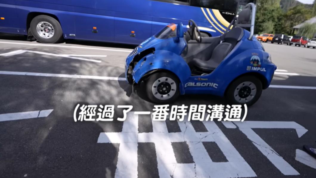 柔柔駕駛的車子車頭撞出大洞。(圖/翻攝自酷炫老師YT頻道)