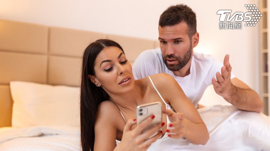 男人如果愛另一伴,就會在意和其他異性的相處。(示意圖,非當事人/Shutterstock達志影像)