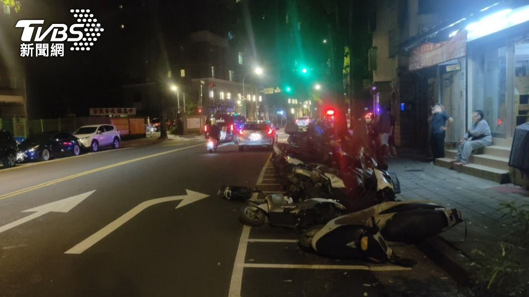 北市男開iRent「轉彎不慎」碰撞 路旁13輛機車倒整排