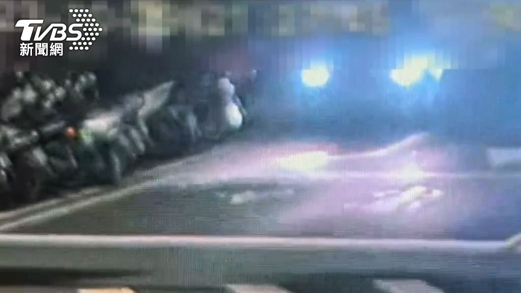 汽車轉彎不慎釀禍。（圖／TVBS）
