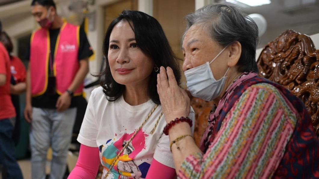 陳亞蘭與長輩互動。(圖/台灣優質生命協會提供)
