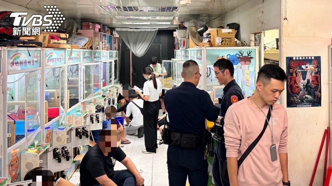 打彈珠夾娃娃也能賭!賭客玩到忘我 警突襲逮人扣64萬現金