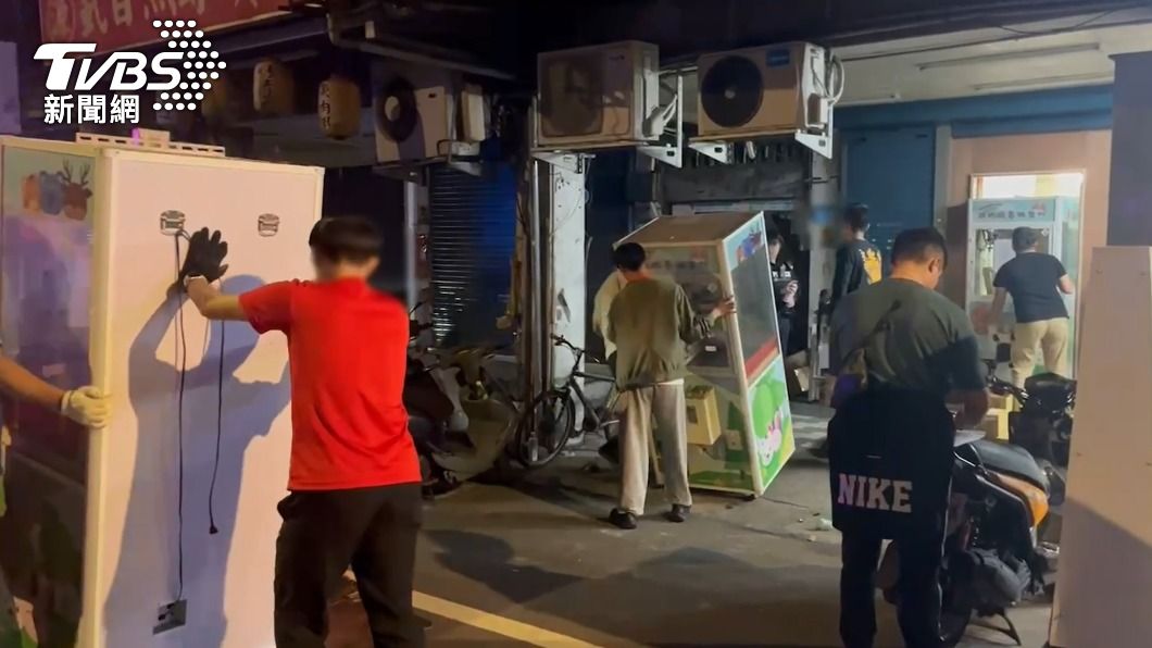 警方查扣大量賭博型機台。(圖/TVBS)