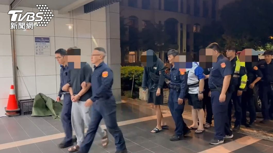 警方逮捕業者、賭客共7人。(圖/TVBS)
