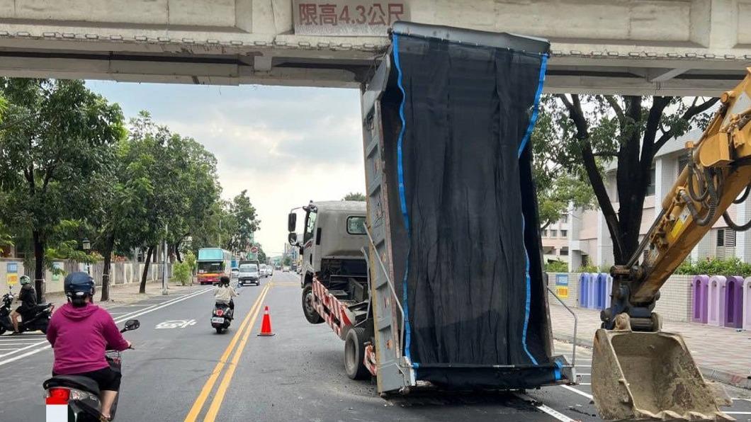 忘收車斗就上路 台南貨車撞人行天橋「翹孤輪」卡住