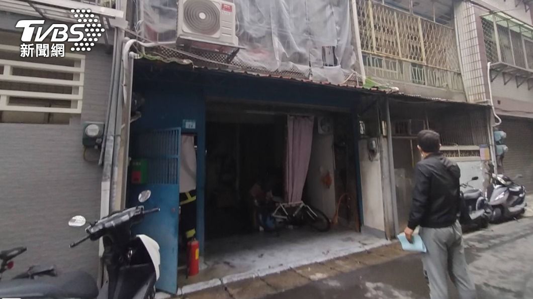 母子兩人及時逃出,其中一人預防性送醫。(圖/TVBS)
