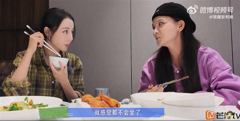 迪麗熱巴與表妹一起用餐。(圖/翻攝自《花兒與少年5》)