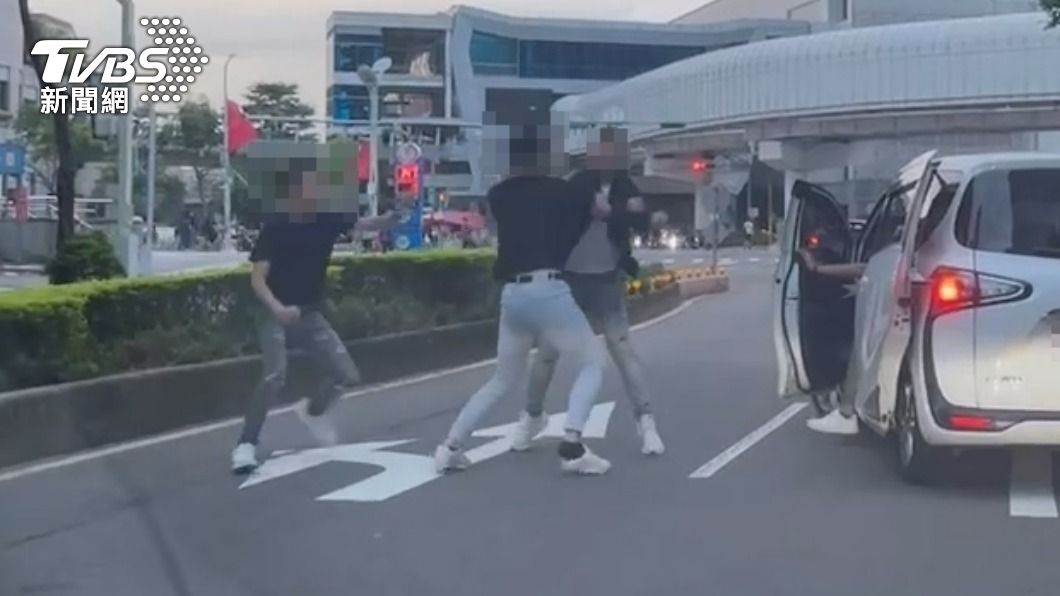 板橋3男當街「拳武行」徒手互毆　遭警約談不肯說動機