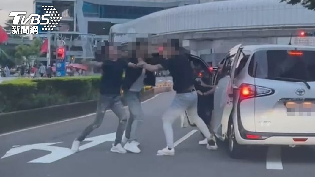 3人當街揮拳。（圖／TVBS）
