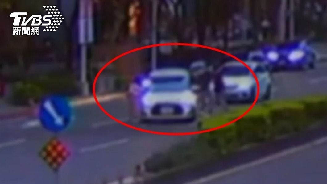 白色廂型車卡在路中央。（圖／TVBS）