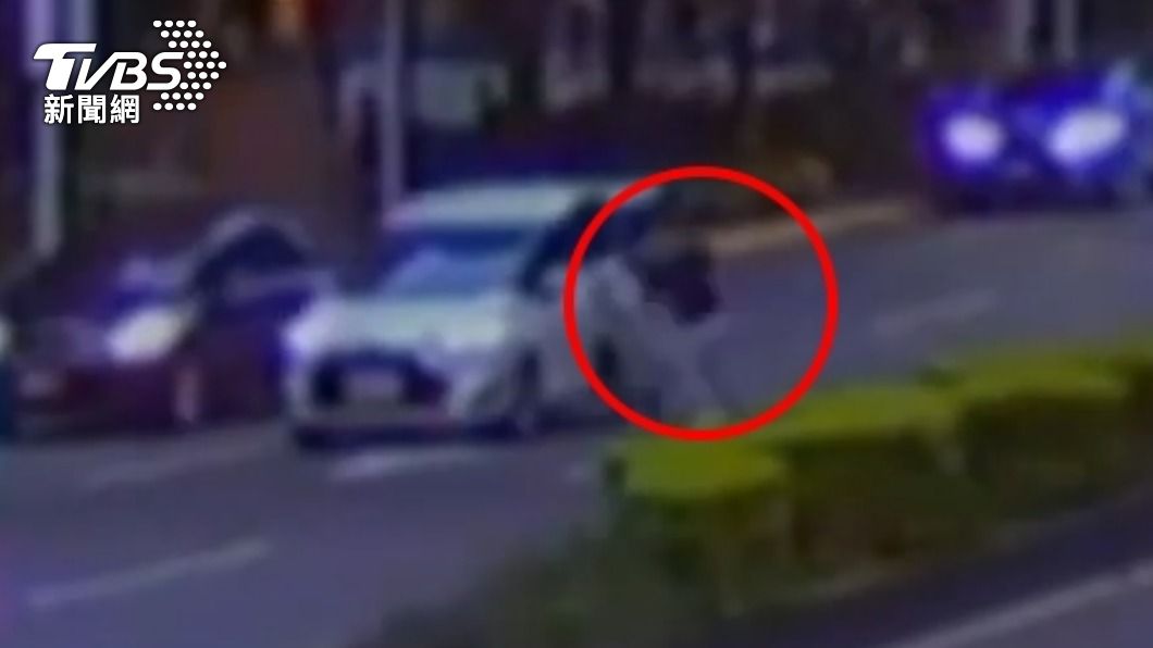 黑衣男原本是駕駛，停在車道上衝下車。（圖／TVBS）