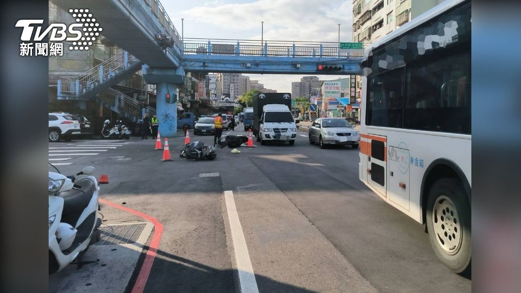 2部機車在路口碰撞，其中1名騎士腦幹受損昏迷。（圖／TVBS）