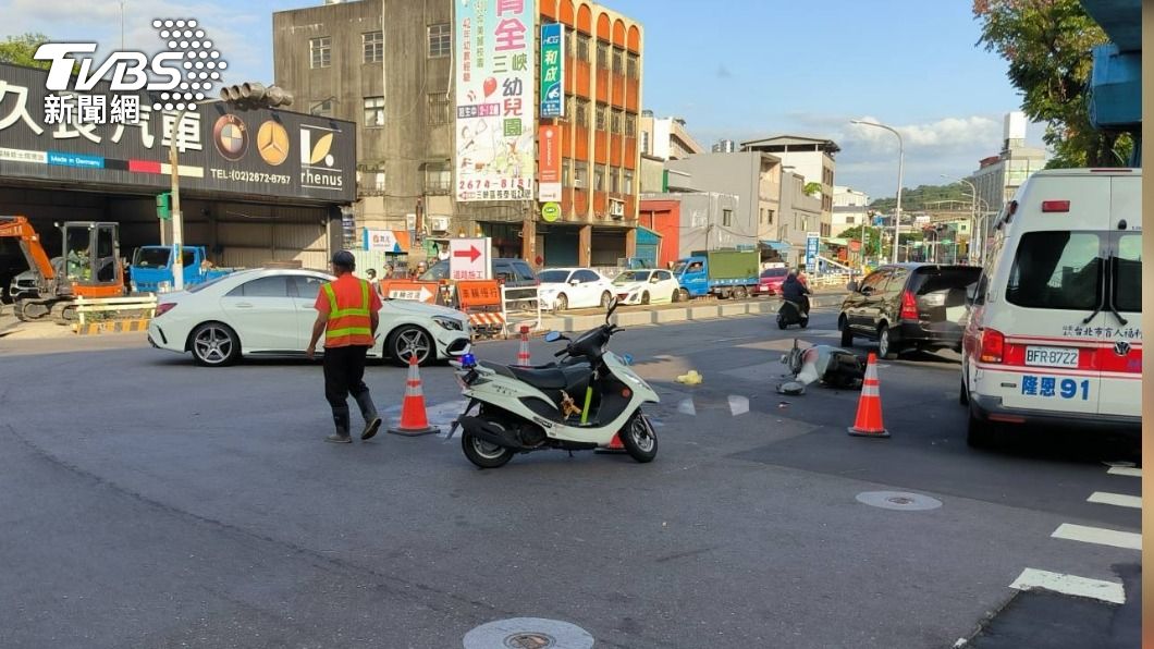 2部機車在路口碰撞，其中1名騎士腦幹受損昏迷。（圖／TVBS）